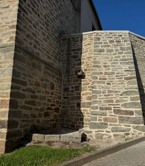 Frisch sanierte Stützmauer an St. Cecilien und Kilian in Bucha (Sachsen-Anhalt)